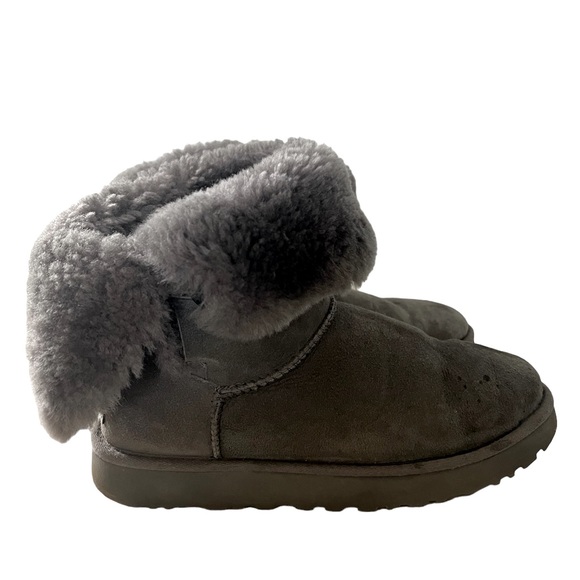 Ugg Women's Short Gray Boots With Button Trim.
Good Condition. Size 9 - Picture 4 of 5